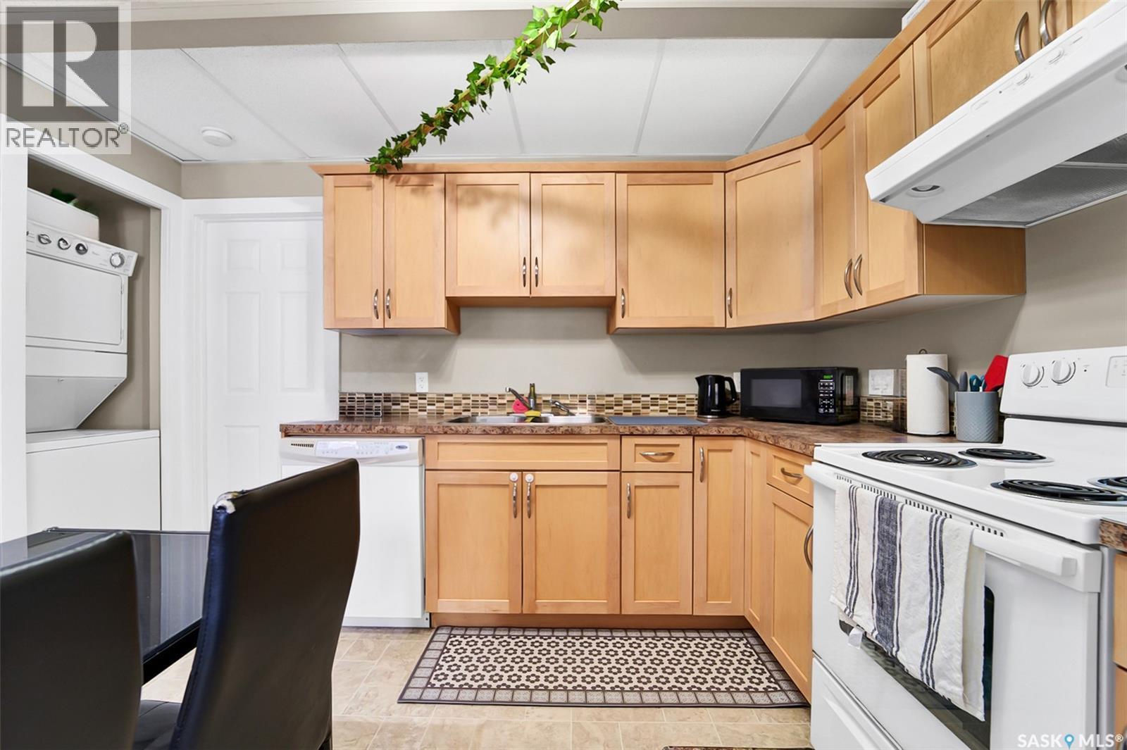 1506 Patrick Place, Saskatoon, SK - Indoor Photo Showing Kitchen With Double Sink
