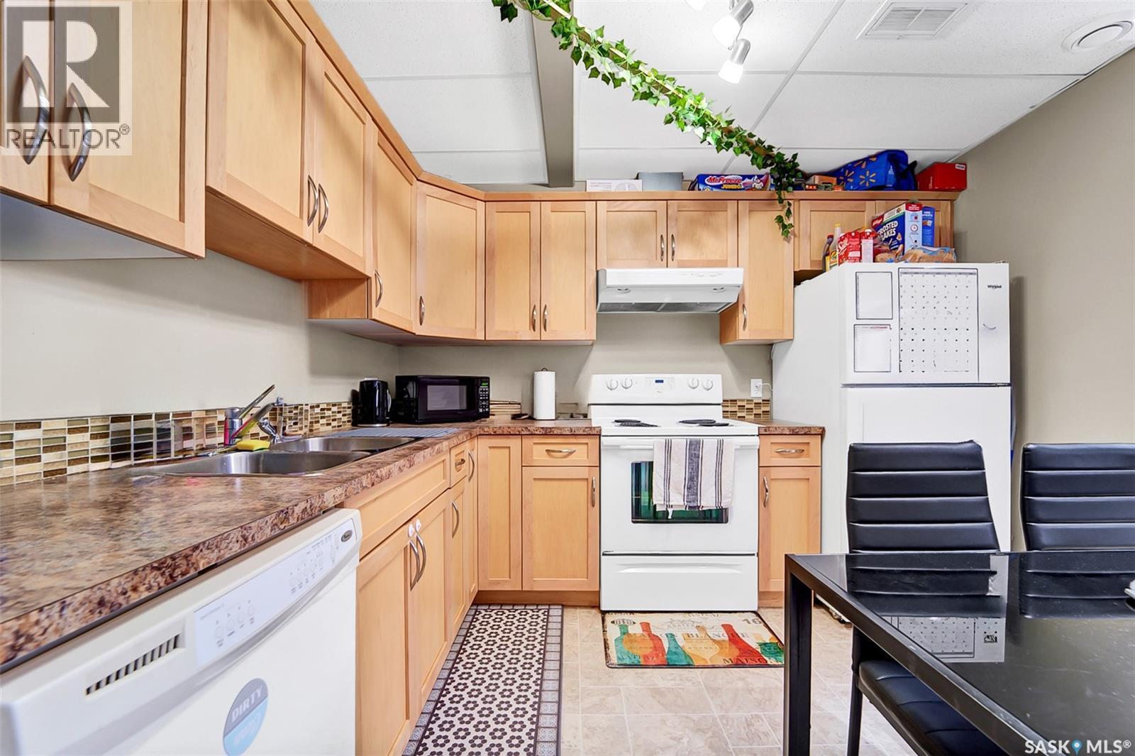 1506 Patrick Place, Saskatoon, SK - Indoor Photo Showing Kitchen With Double Sink