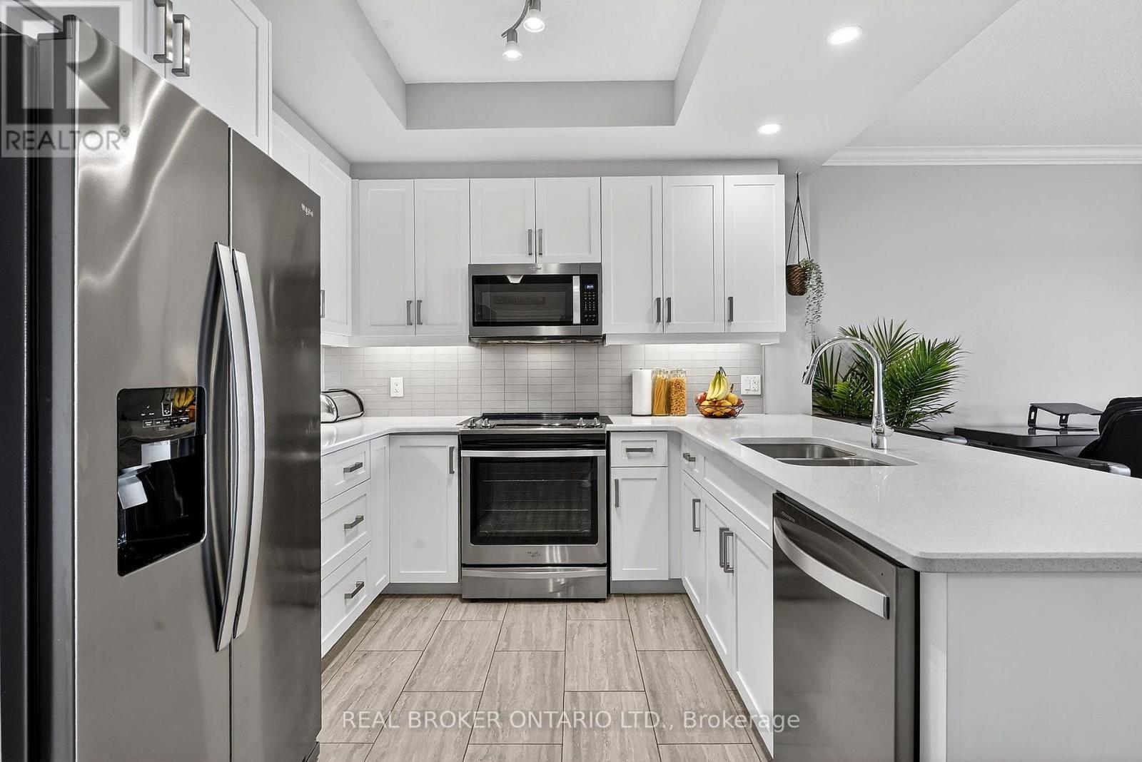609 - 1878 Gordon Street, Guelph, ON - Indoor Photo Showing Kitchen With Stainless Steel Kitchen With Double Sink With Upgraded Kitchen