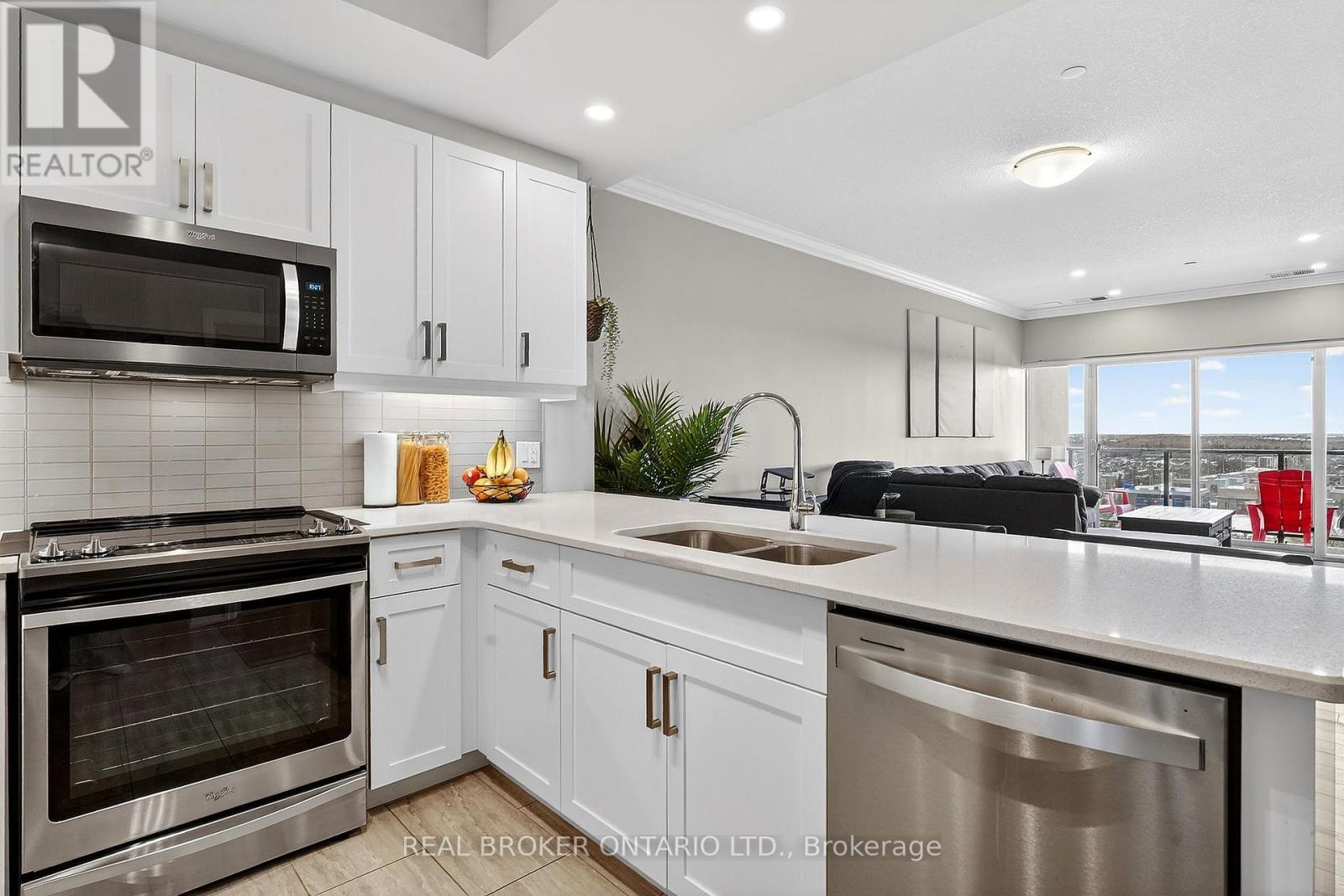 609 - 1878 Gordon Street, Guelph, ON - Indoor Photo Showing Kitchen With Double Sink With Upgraded Kitchen