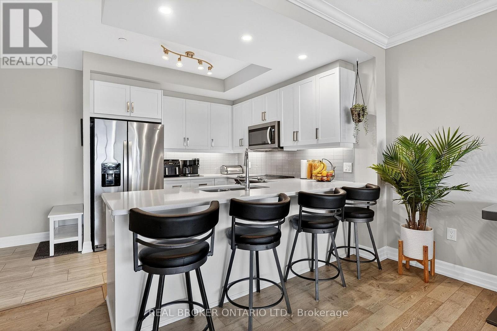 609 - 1878 Gordon Street, Guelph, ON - Indoor Photo Showing Kitchen With Stainless Steel Kitchen