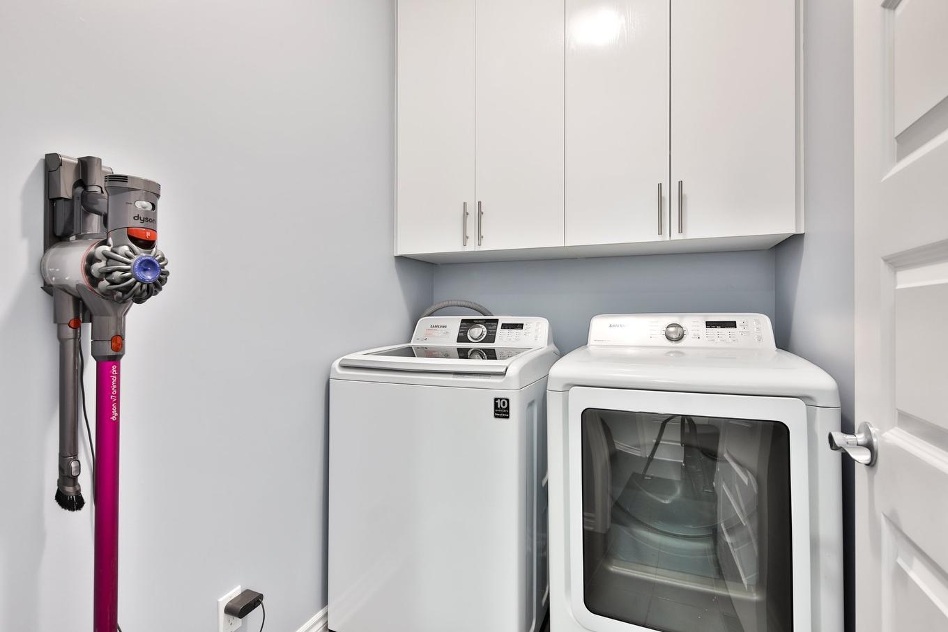 Laundry room - 1529 Rue Riendeau, Chambly, QC - Indoor Photo Showing Laundry Room