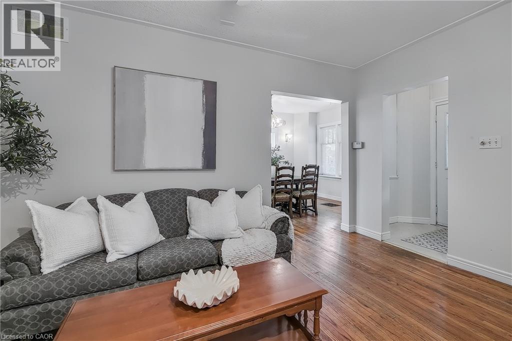 30 Troy Street, Kitchener, ON - Indoor Photo Showing Living Room