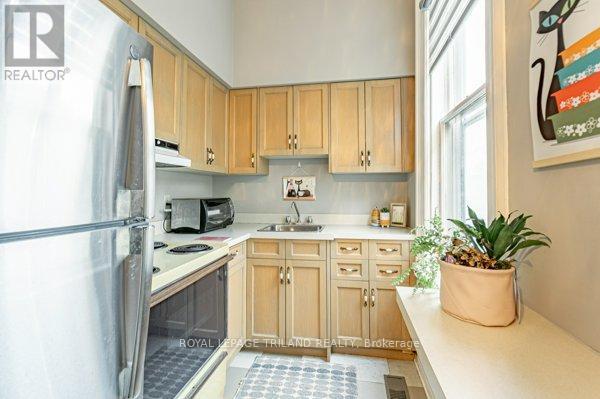 848 Dundas Street E, London East (East G), ON - Indoor Photo Showing Kitchen With Double Sink