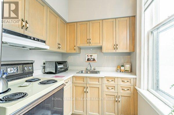 848 Dundas Street E, London East (East G), ON - Indoor Photo Showing Kitchen