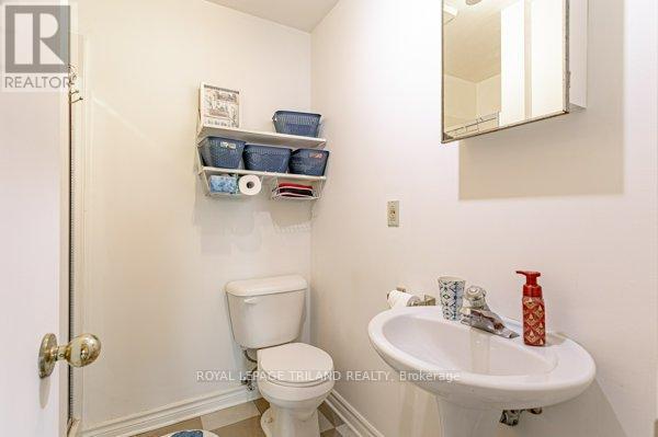 848 Dundas Street E, London East (East G), ON - Indoor Photo Showing Bathroom