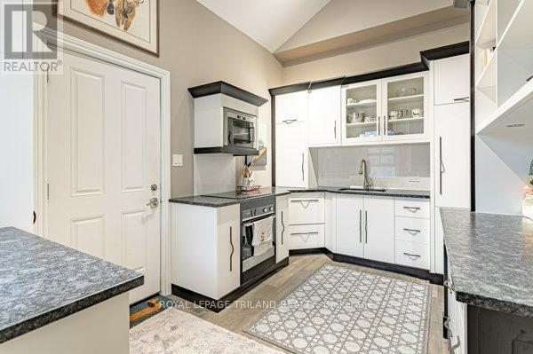 848 Dundas Street E, London East (East G), ON - Indoor Photo Showing Kitchen