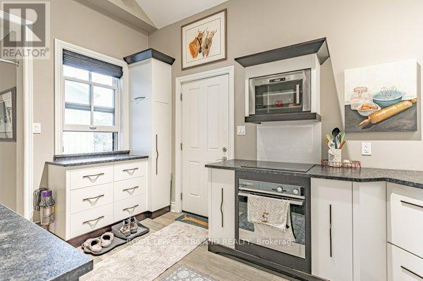 848 Dundas Street E, London East (East G), ON - Indoor Photo Showing Kitchen