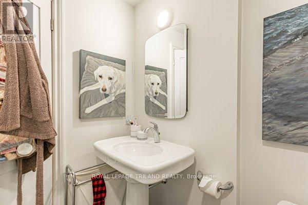848 Dundas Street E, London East (East G), ON - Indoor Photo Showing Bathroom