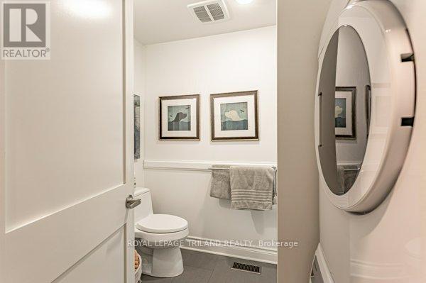 848 Dundas Street E, London East (East G), ON - Indoor Photo Showing Bathroom