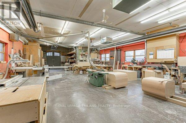 848 Dundas Street E, London East (East G), ON - Indoor Photo Showing Garage