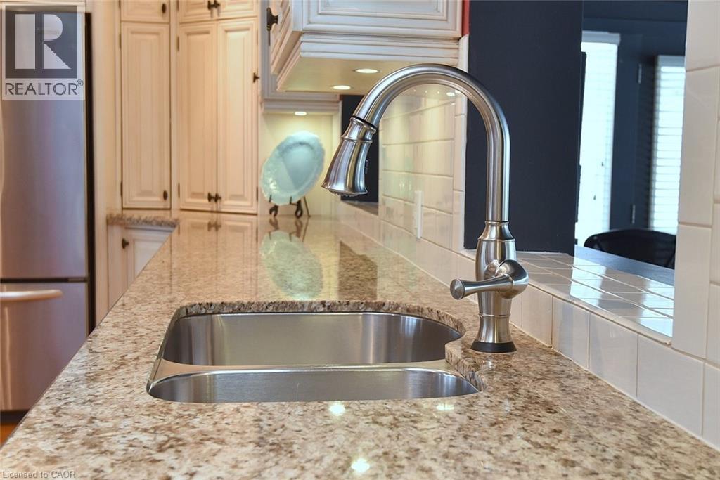 105 Overdale Avenue, Waterdown, ON - Indoor Photo Showing Kitchen With Double Sink With Upgraded Kitchen