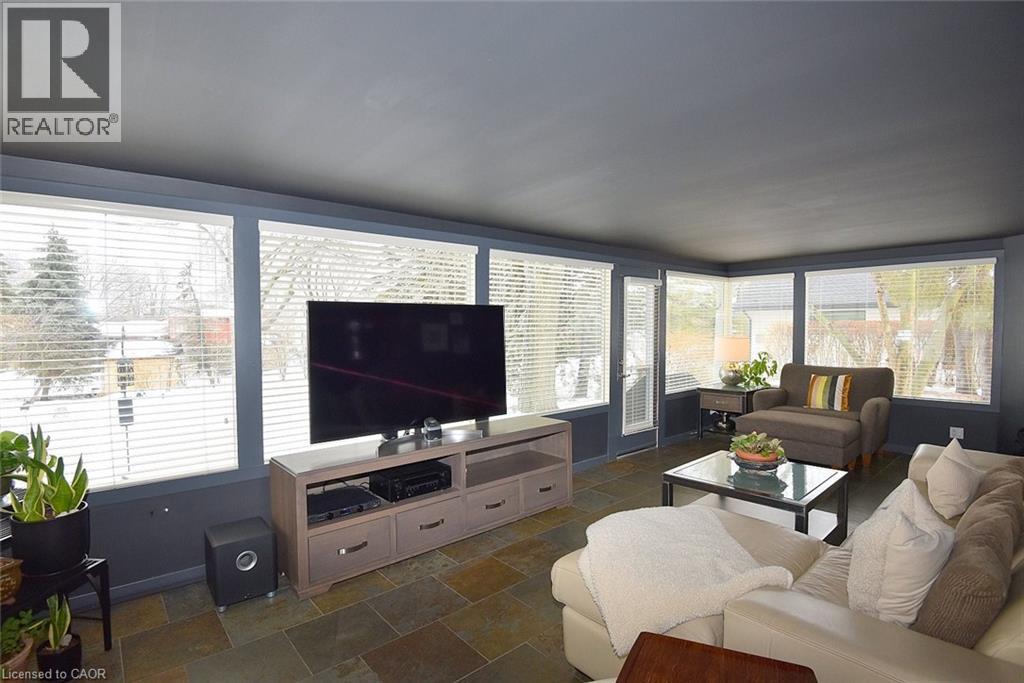 105 Overdale Avenue, Waterdown, ON - Indoor Photo Showing Living Room