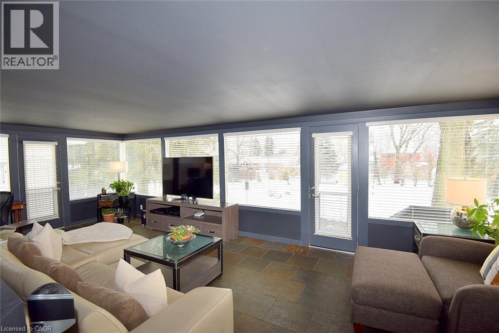 105 Overdale Avenue, Waterdown, ON - Indoor Photo Showing Living Room