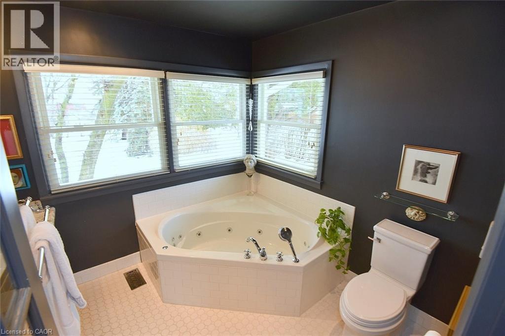 105 Overdale Avenue, Waterdown, ON - Indoor Photo Showing Bathroom