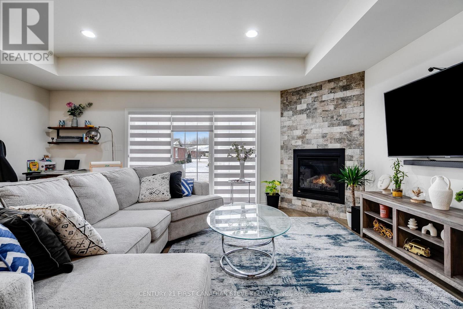 1091 Copeland Avenue, Windsor, ON - Indoor Photo Showing Living Room With Fireplace