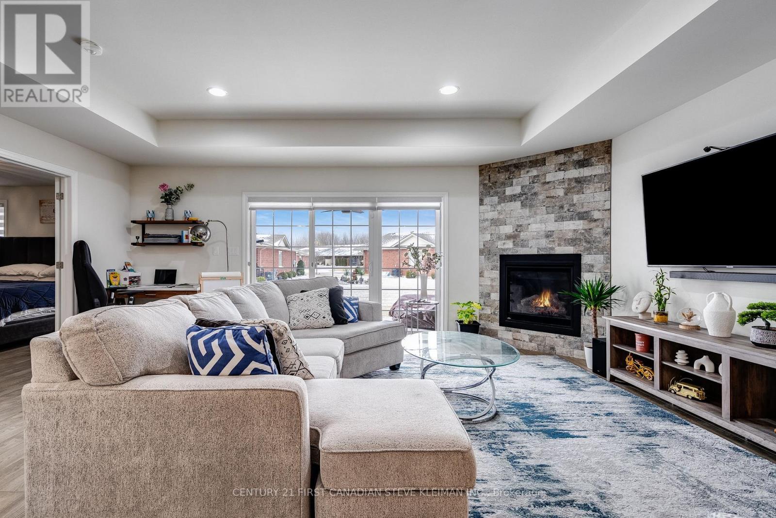 1091 Copeland Avenue, Windsor, ON - Indoor Photo Showing Living Room With Fireplace