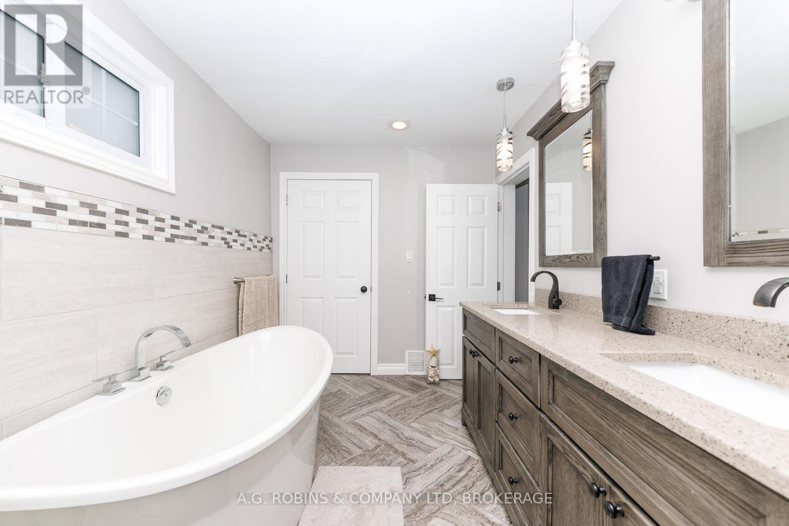 972 Silver Bay Road, Port Colborne (Sherkston), ON - Indoor Photo Showing Bathroom