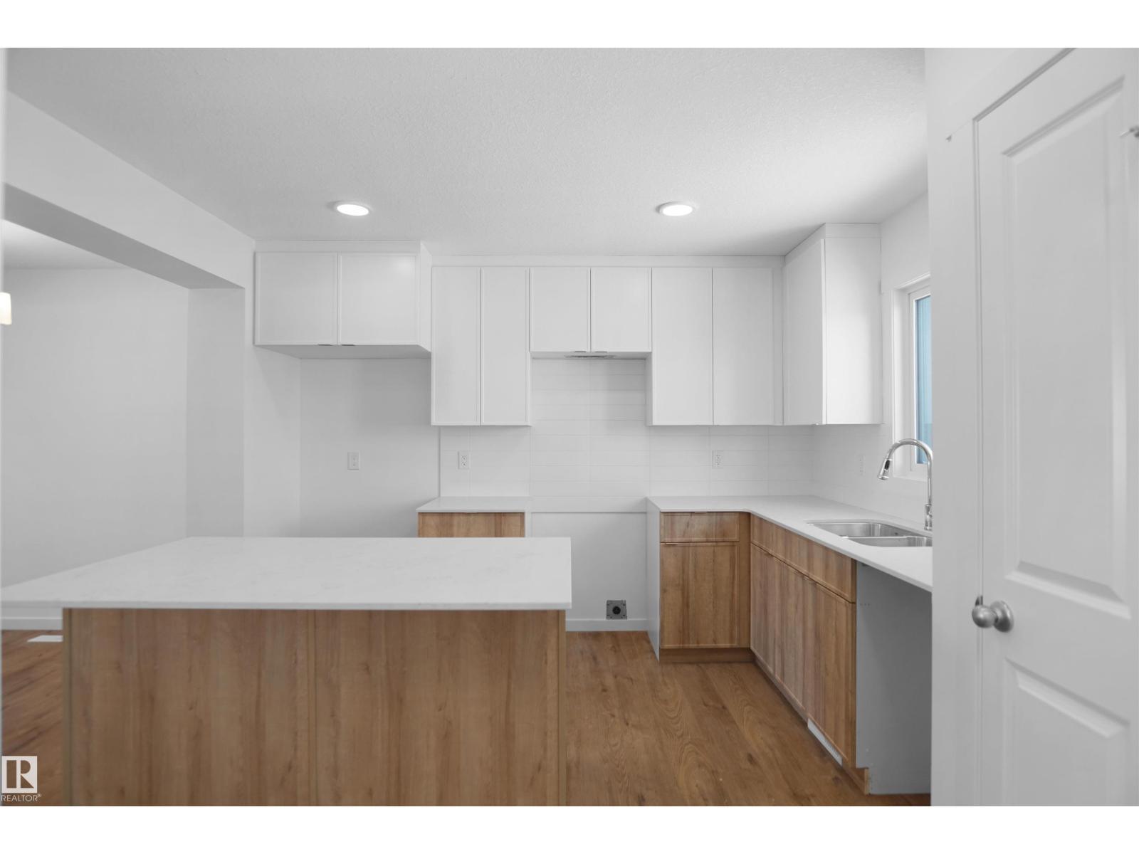 431 Aster Dr Nw, Edmonton, AB - Indoor Photo Showing Kitchen