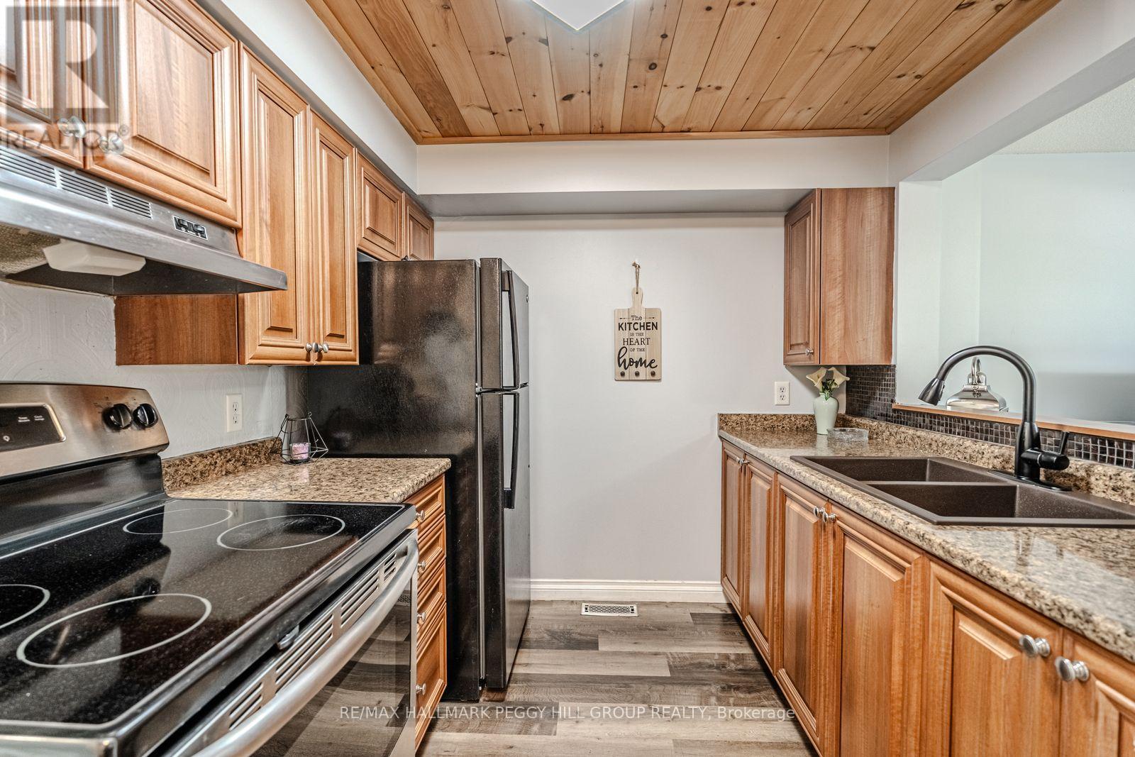 193 Nathan Crescent, Barrie, ON - Indoor Photo Showing Kitchen With Double Sink