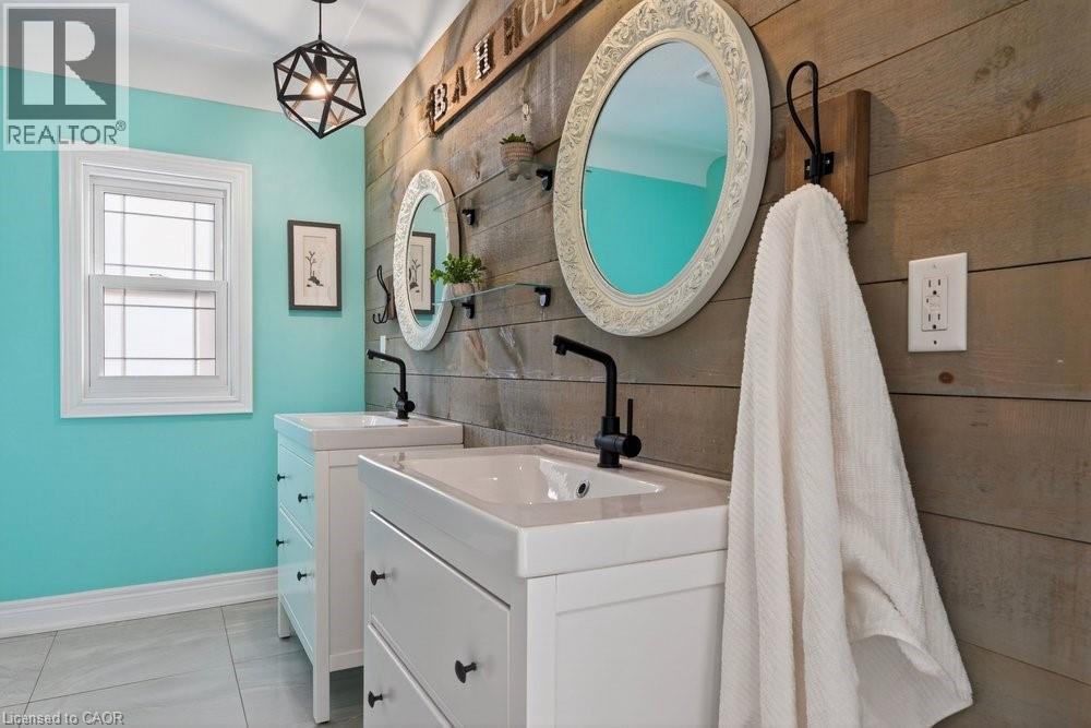 258 Sanatorium Road, Hamilton, ON - Indoor Photo Showing Bathroom