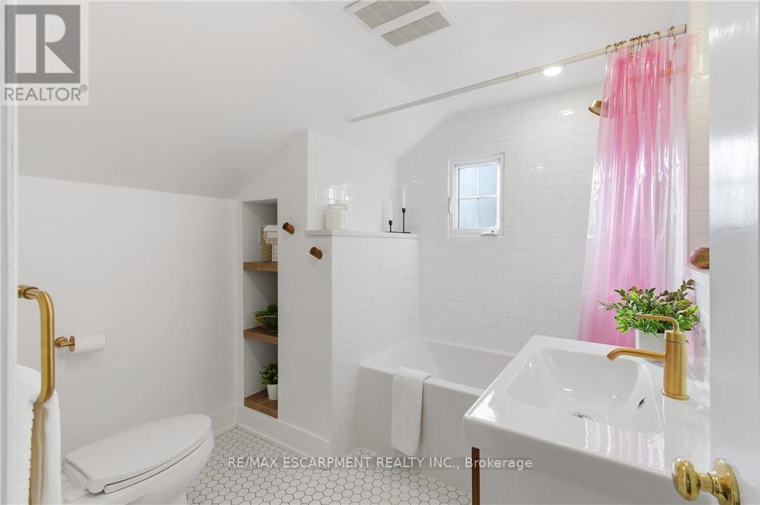 Renovated bathroom w/ heated floors - 73 Arkell Street, Hamilton, ON - Indoor Photo Showing Bathroom