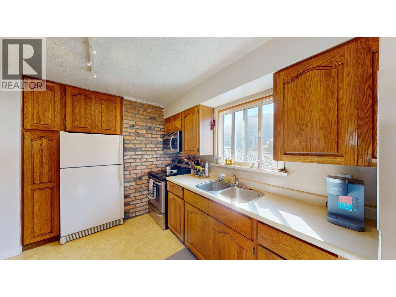 3130 Iris Crescent, Trail, BC - Indoor Photo Showing Kitchen With Double Sink