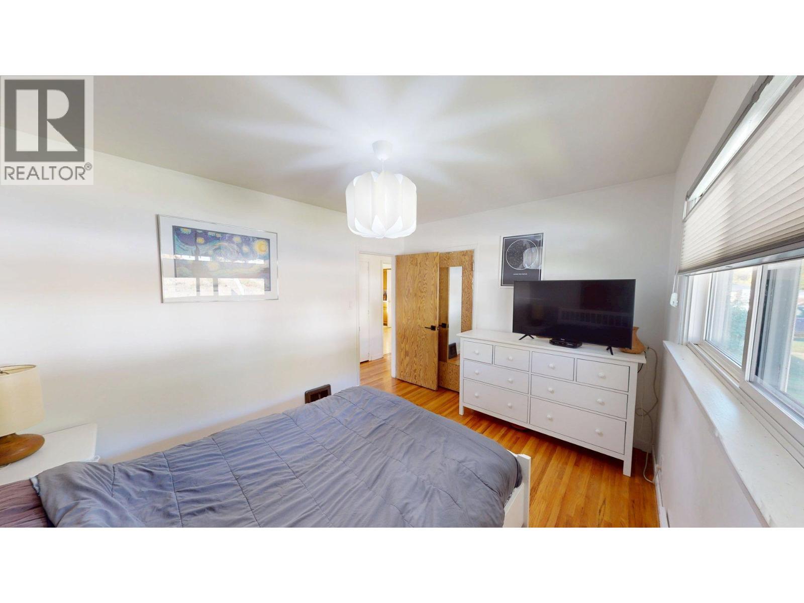 3130 Iris Crescent, Trail, BC - Indoor Photo Showing Bedroom