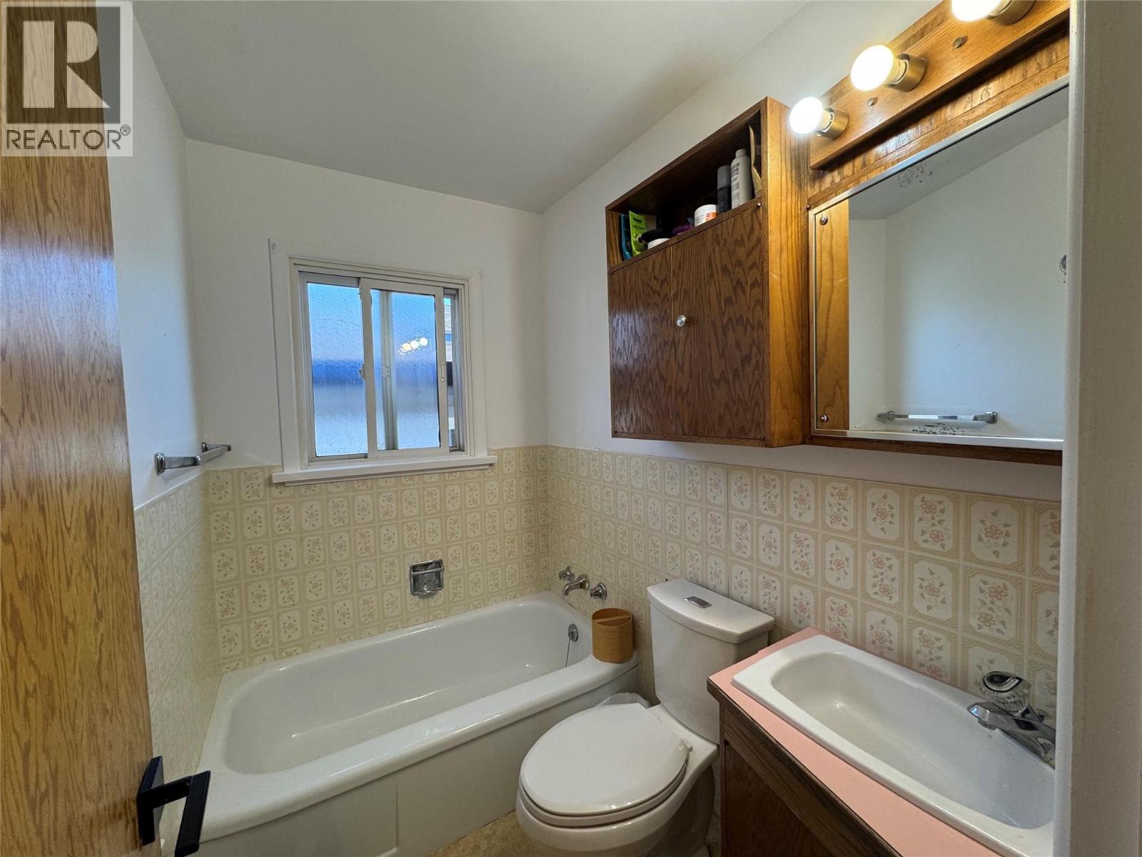 3130 Iris Crescent, Trail, BC - Indoor Photo Showing Bathroom
