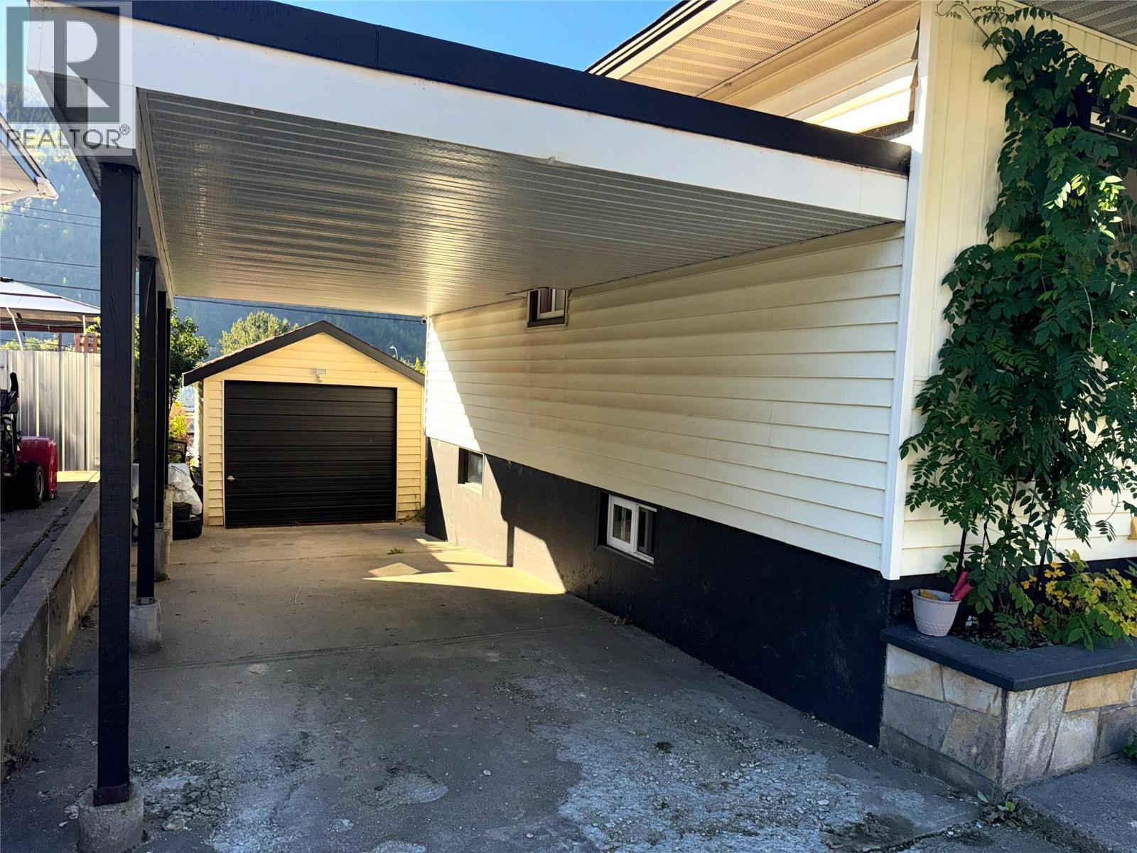 3130 Iris Crescent, Trail, BC - Outdoor With Exterior