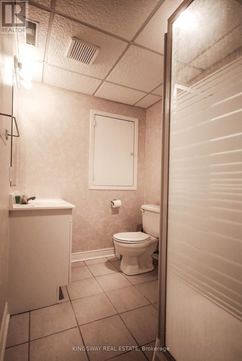 5468 Palmerston Crescent, Mississauga, ON - Indoor Photo Showing Bathroom