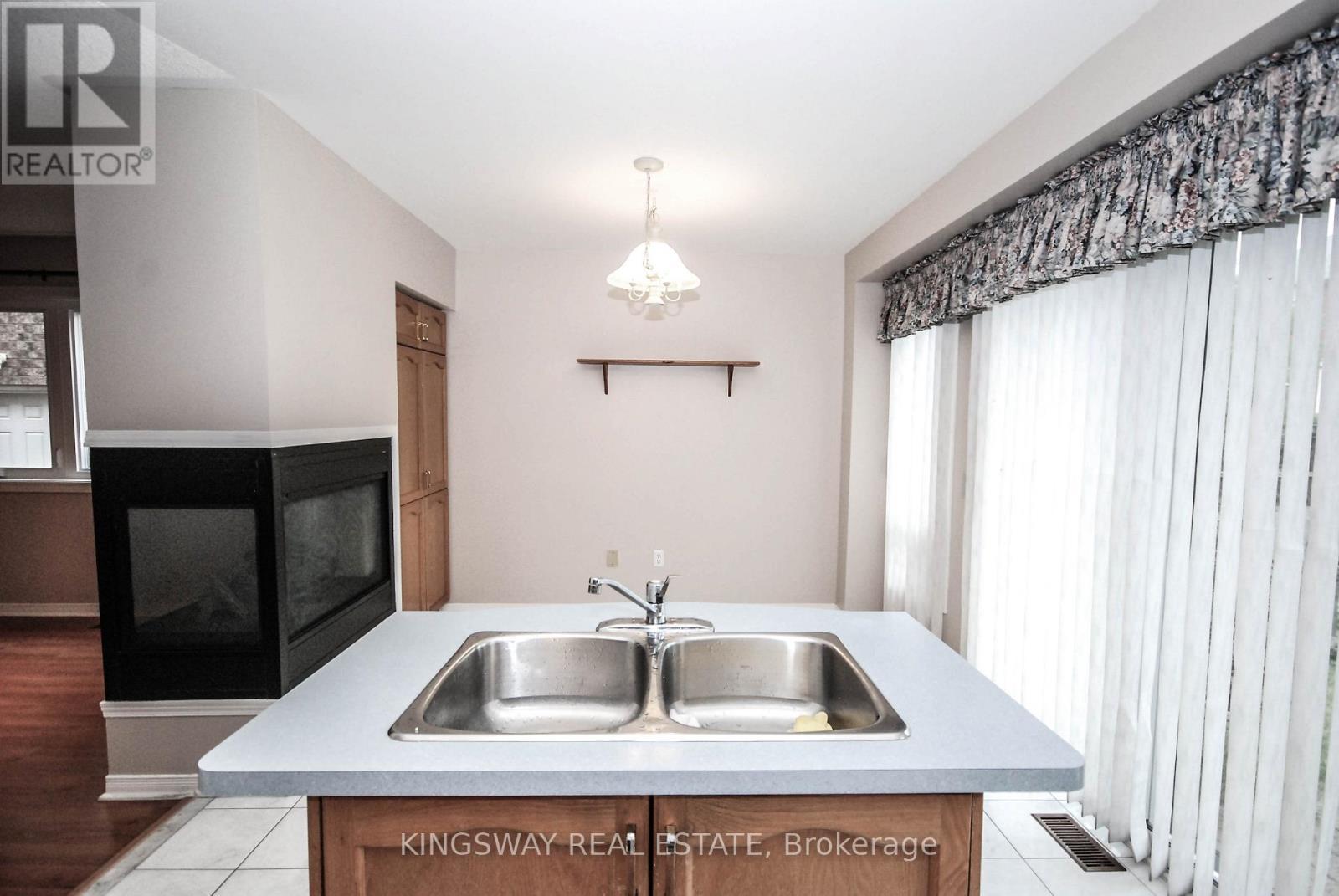 5468 Palmerston Crescent, Mississauga, ON - Indoor Photo Showing Kitchen With Double Sink