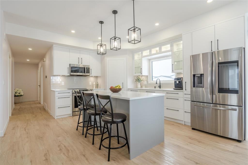 135 Parkside Crescent, Mitchell, MB - Indoor Photo Showing Kitchen With Upgraded Kitchen