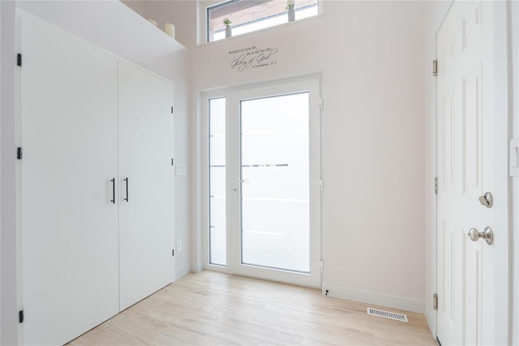 135 Parkside Crescent, Mitchell, MB - Indoor Photo Showing Other Room