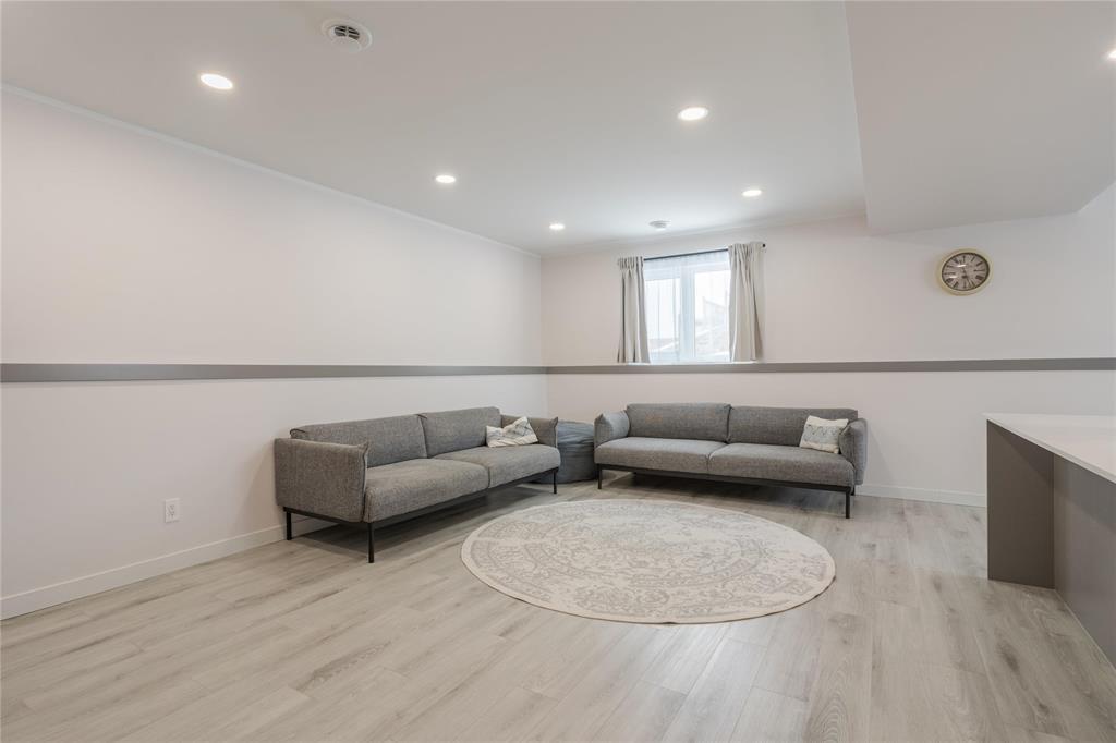 135 Parkside Crescent, Mitchell, MB - Indoor Photo Showing Other Room