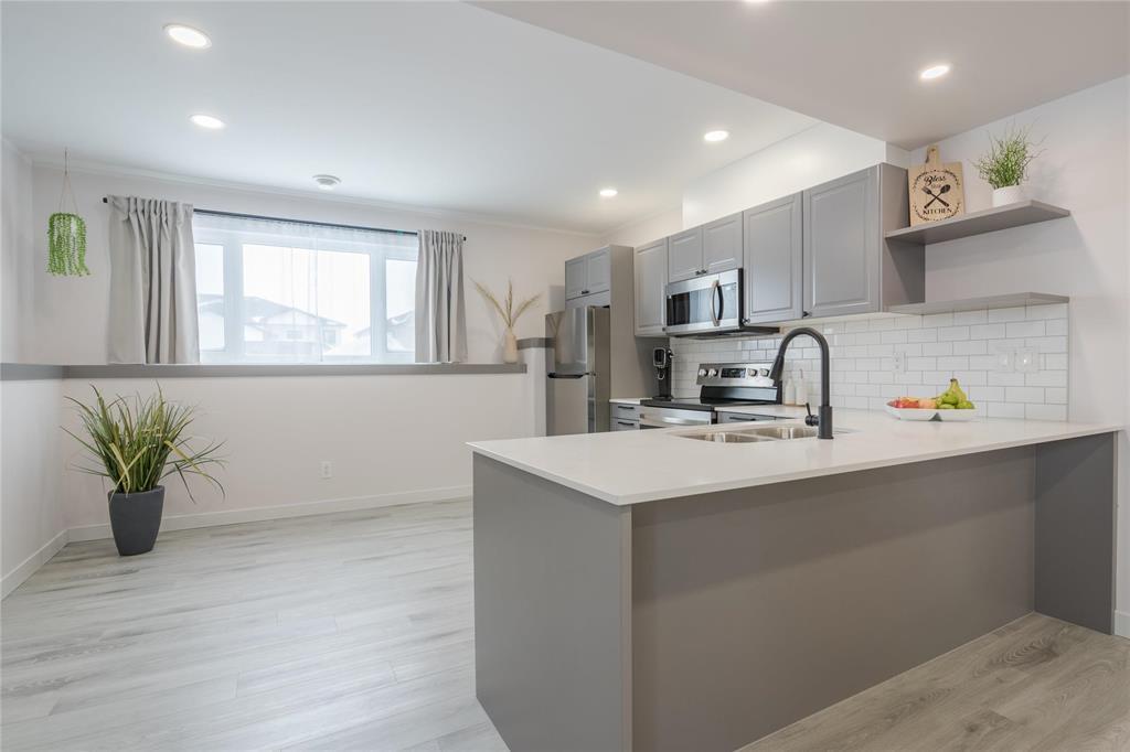 135 Parkside Crescent, Mitchell, MB - Indoor Photo Showing Kitchen With Double Sink With Upgraded Kitchen