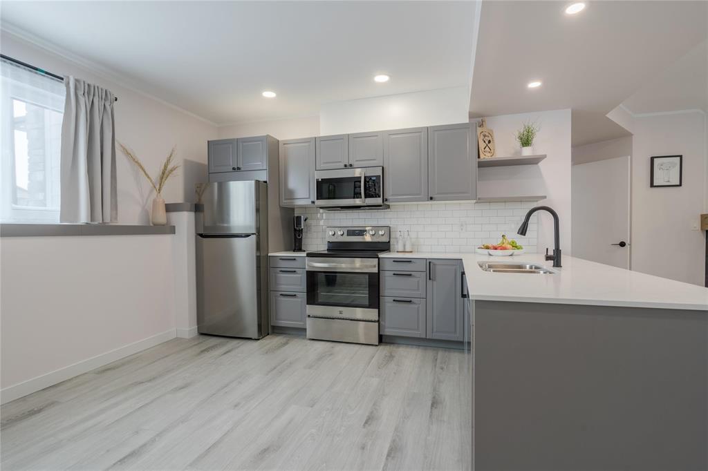 135 Parkside Crescent, Mitchell, MB - Indoor Photo Showing Kitchen With Double Sink With Upgraded Kitchen