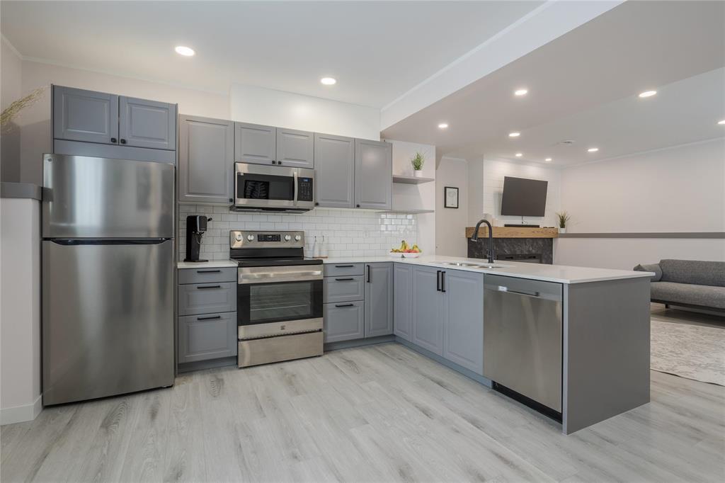 135 Parkside Crescent, Mitchell, MB - Indoor Photo Showing Kitchen