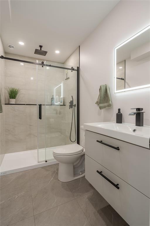 135 Parkside Crescent, Mitchell, MB - Indoor Photo Showing Bathroom