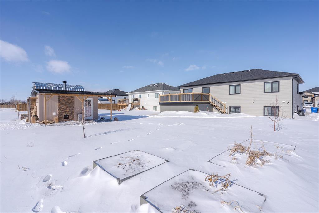 135 Parkside Crescent, Mitchell, MB - Outdoor