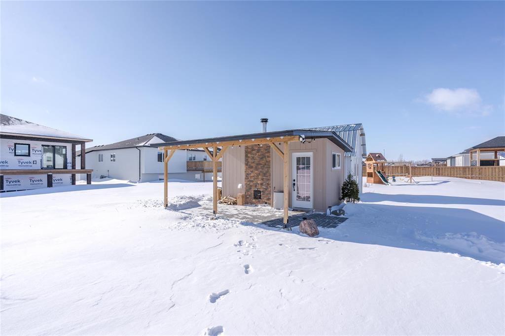135 Parkside Crescent, Mitchell, MB - Outdoor
