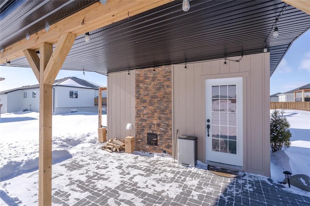 135 Parkside Crescent, Mitchell, MB - Outdoor With Exterior