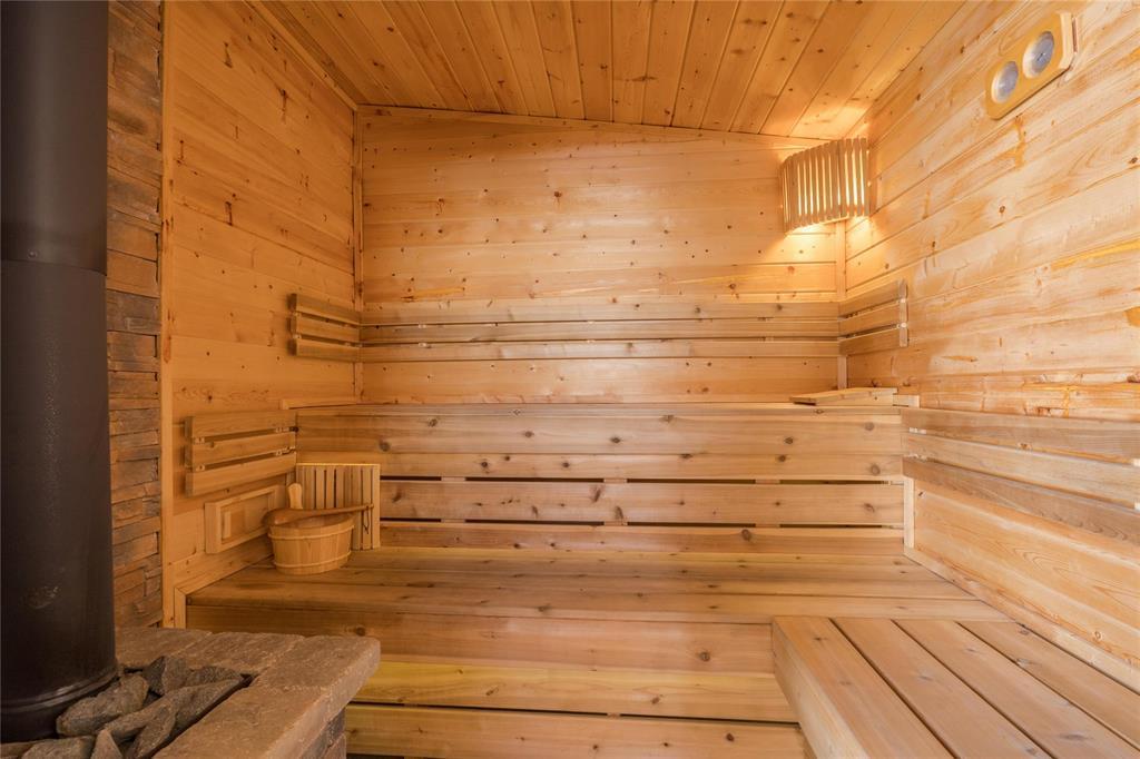 135 Parkside Crescent, Mitchell, MB - Indoor Photo Showing Other Room