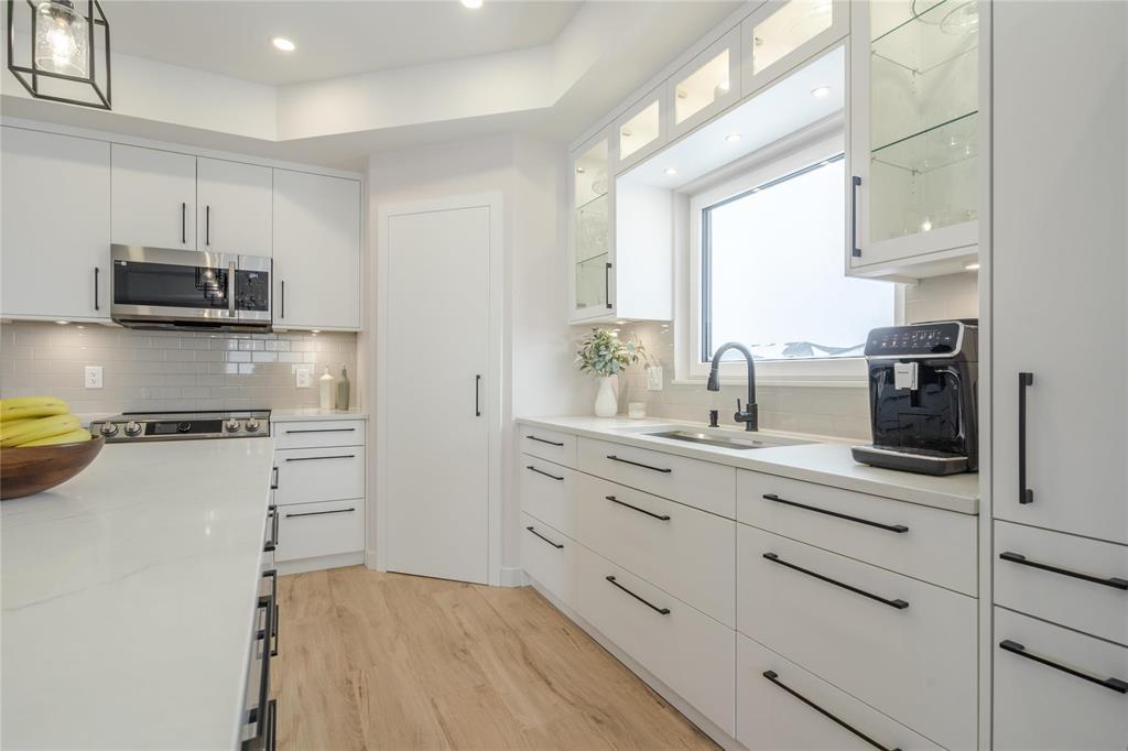 135 Parkside Crescent, Mitchell, MB - Indoor Photo Showing Kitchen With Double Sink With Upgraded Kitchen