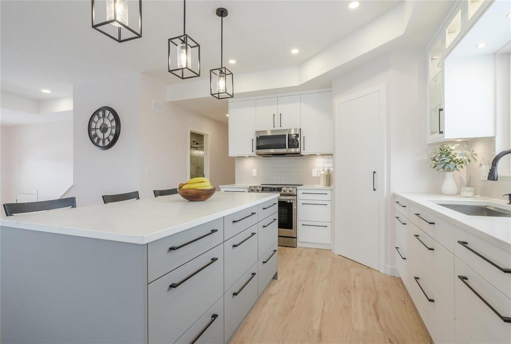 135 Parkside Crescent, Mitchell, MB - Indoor Photo Showing Kitchen With Upgraded Kitchen