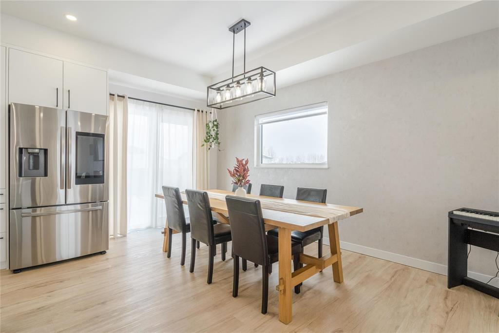135 Parkside Crescent, Mitchell, MB - Indoor Photo Showing Dining Room