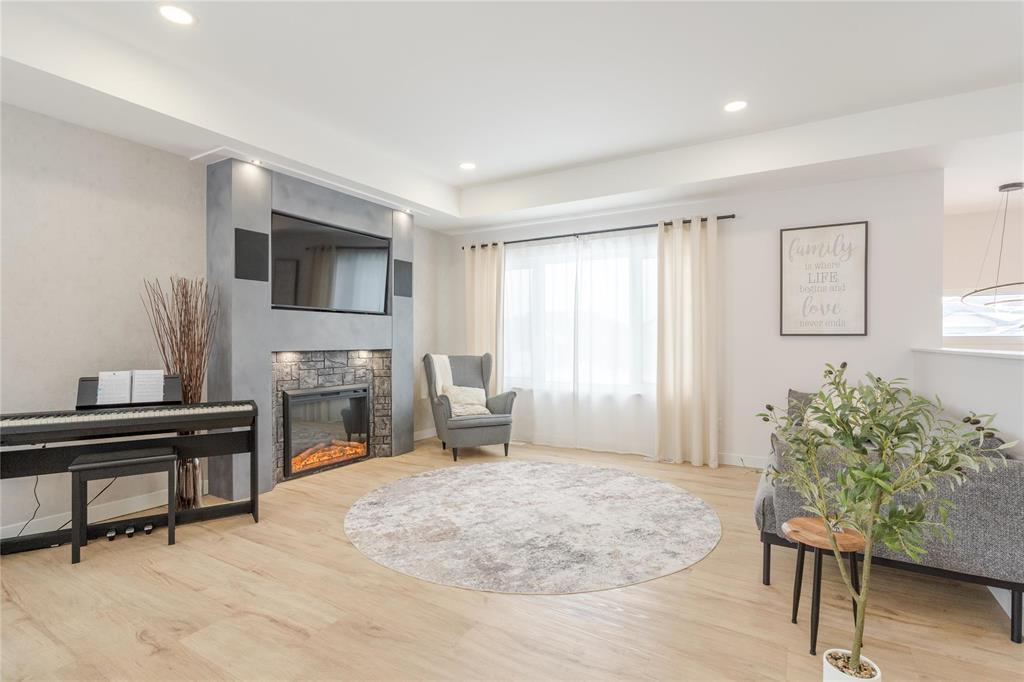 135 Parkside Crescent, Mitchell, MB - Indoor With Fireplace