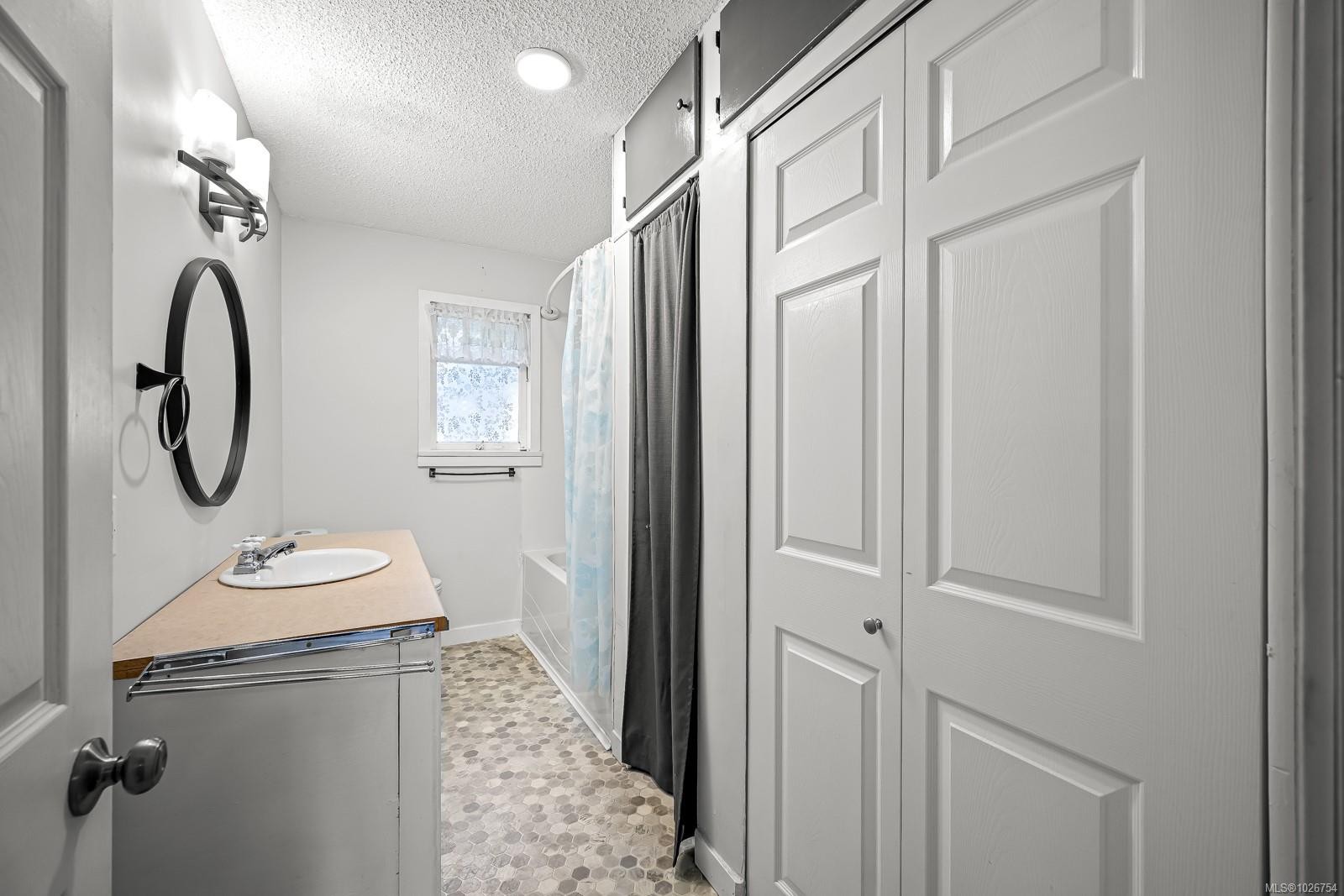 754 7Th Ave, Campbell River, BC