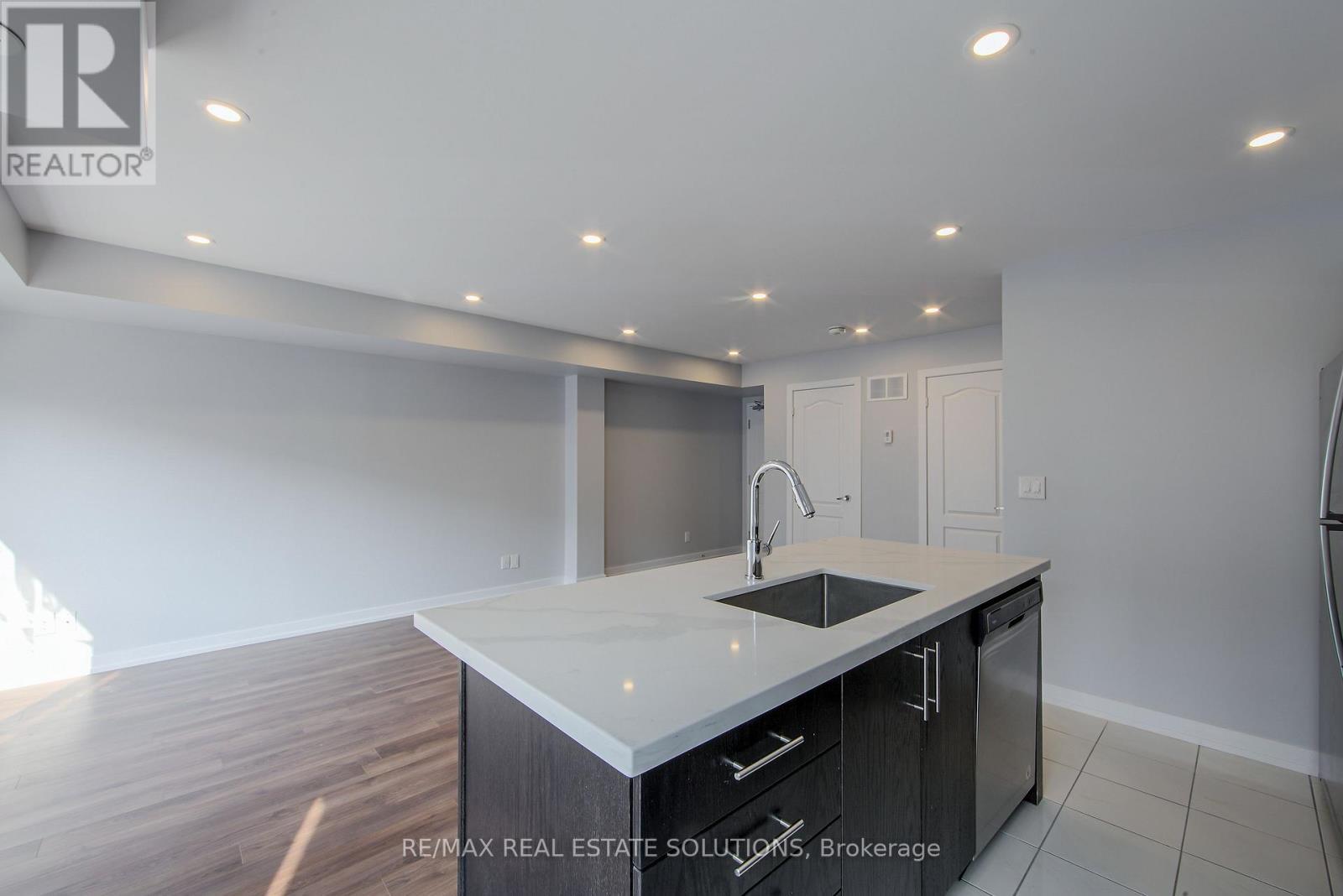 512 - 30 Dunsheath Way, Markham, ON - Indoor Photo Showing Kitchen