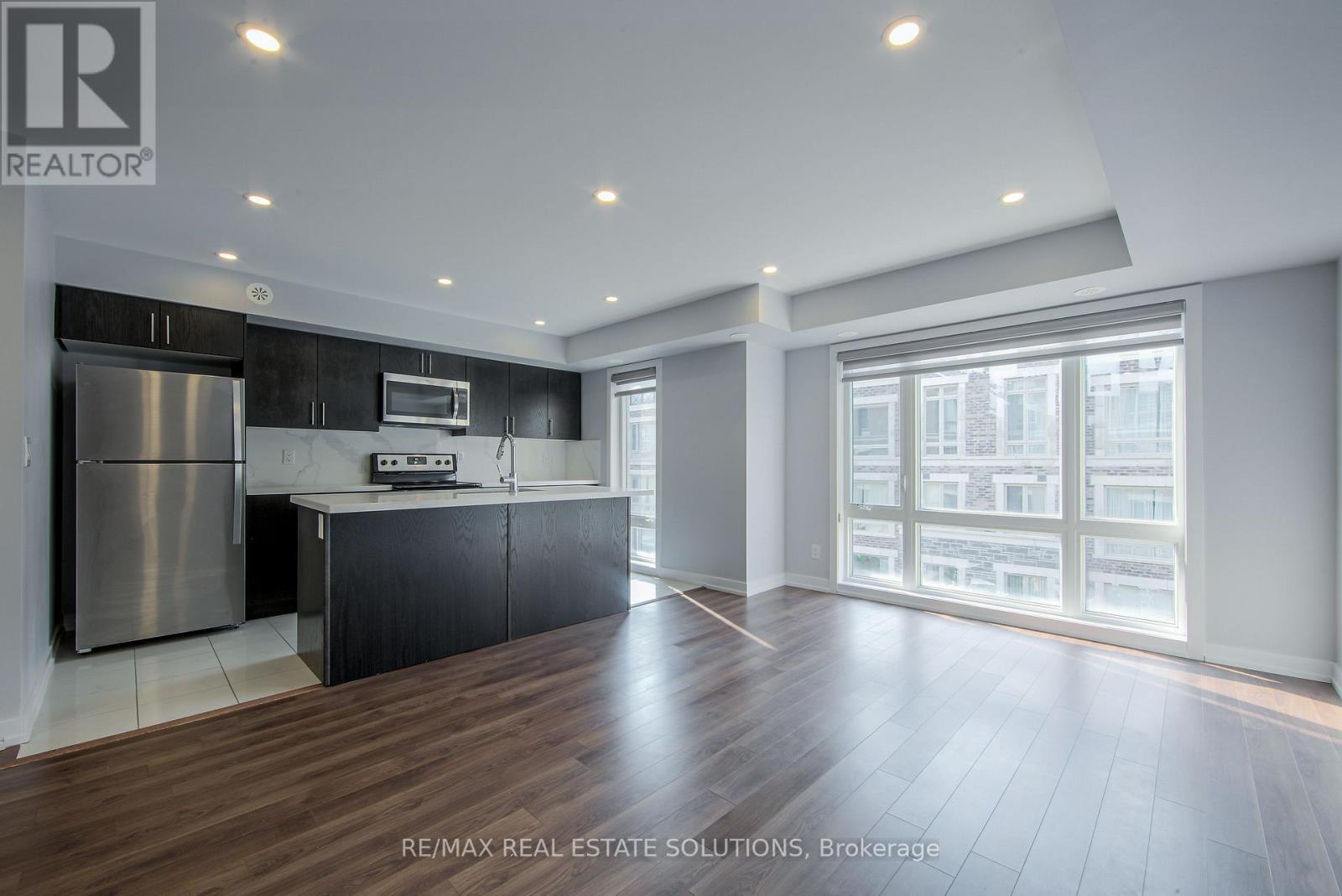 512 - 30 Dunsheath Way, Markham, ON - Indoor Photo Showing Kitchen With Stainless Steel Kitchen